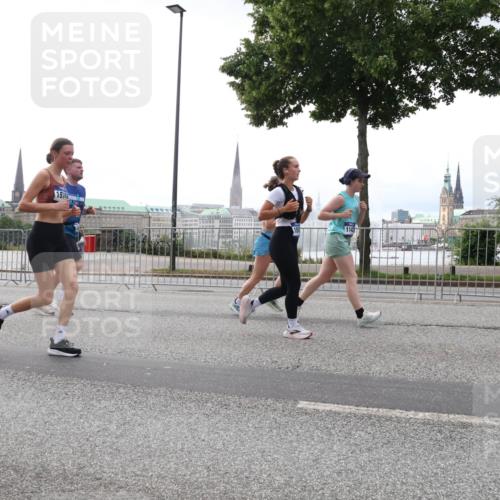 29.06.2025 - hella hamburg halbmarathon Lena Gebhardt http://msf.ph/oto/8339214 29.06.2025 10:38:12 Lombardsbrücke 8696, 1576, 114, 1196, 1394, 1457, 1475, 1578, 1596, 1742, 1791, 1799, 1901, 1966, 1985, 2113, 2151, 2498, 2786, 3010, 3094, 3095, 3242, 3246, 3286, 3338, 3635, 3636, 3716, 3777, 3841, 3880, 4139, 4155, 4159, 4414, 4883, 4921, 5085, 5089, 5139, 5155, 5300, 5522, 5713, 5735, 6199, 6200, 6362, 6697, 6751, 6930, 7117, 7118, 7165, 7244, 7321, 7552, 7629, 7696, 7868, 7914, 8985, 9247, 9288, 9895, 10159, 10836, 11087, 11543 meine-sportfotos.de