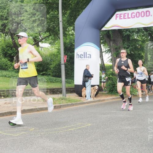 29.06.2025 - hella hamburg halbmarathon KatJ http://msf.ph/oto/8339229 29.06.2025 10:18:48 Zwischen KM18-KM19 1827, 7349, 7389 meine-sportfotos.de