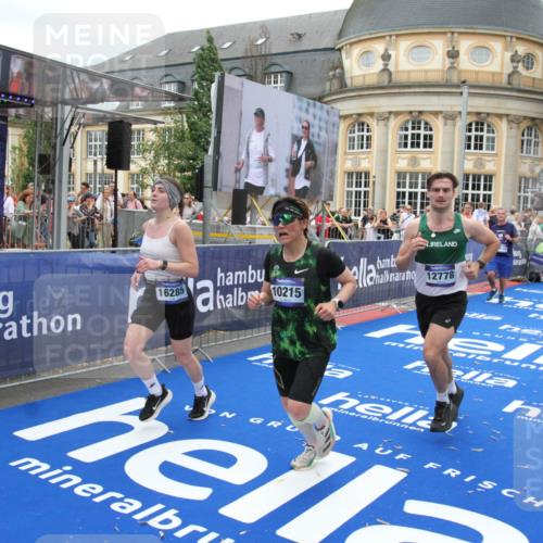 29.06.2025 - hella hamburg halbmarathon Michael Strokosch http://msf.ph/oto/8339243 29.06.2025 10:51:04 Ziel 1630, 2207, 4077, 7369, 8117, 8261, 8572, 8704, 10215, 10508, 10603, 12778, 13008, 13687, 14125, 15362, 16285, 17221, 18066, 18350 meine-sportfotos.de