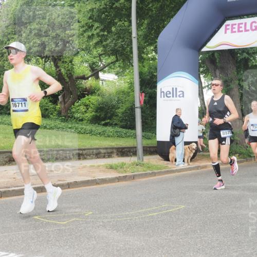 29.06.2025 - hella hamburg halbmarathon KatJ http://msf.ph/oto/8339279 29.06.2025 10:18:48 Zwischen KM18-KM19 1827, 7349, 7389 meine-sportfotos.de