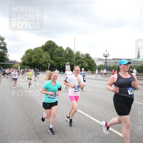 29.06.2025 - hella hamburg halbmarathon Jannik Wohlers http://msf.ph/oto/8339304 29.06.2025 10:55:13 Lombardsbrücke 1616, 1873, 1917, 3101, 3244, 5220, 5222, 5487, 5575, 6257, 7548, 8527, 8626, 8648, 9548, 9614, 9618, 9857, 9858, 9956, 10094, 10436, 10438, 10559, 10593, 10885, 12695, 12902, 13504, 15081, 15116, 15289, 16267, 16336, 16651, 16768, 16855, 16926, 17019, 17392, 17396, 18670, 18907, 18972 meine-sportfotos.de