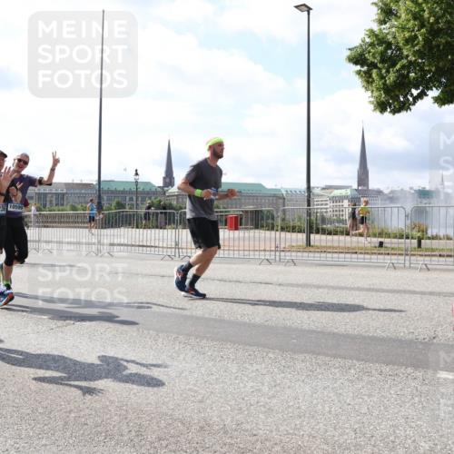 29.06.2025 - hella hamburg halbmarathon Lena Gebhardt http://msf.ph/oto/8339323 29.06.2025 10:00:39 Lombardsbrücke 18377, 236, 10599, 1019, 1180, 1239, 1526, 1544, 1568, 1583, 1611, 1681, 2027, 2086, 2236, 2346, 2426, 2474, 2606, 2652, 2730, 2982, 3042, 3059, 3141, 3177, 3319, 3400, 3794, 3861, 3898, 3983, 4419, 4579, 4594, 4616, 4767, 4813, 4940, 4945, 5033, 5272, 5418, 5643, 5728, 5870, 6082, 6084, 6104, 6138, 6220, 6260, 6443, 6470, 6714, 6757, 7761, 8255, 8478, 8632, 8923, 9124, 9553, 9555, 9577, 10074, 10271, 10599 meine-sportfotos.de
