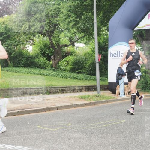 29.06.2025 - hella hamburg halbmarathon KatJ http://msf.ph/oto/8339327 29.06.2025 10:18:49 Zwischen KM18-KM19 1827, 7349, 7389 meine-sportfotos.de