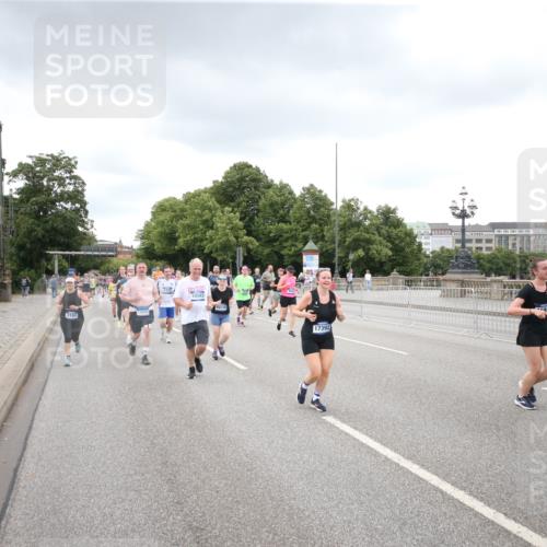29.06.2025 - hella hamburg halbmarathon Jannik Wohlers http://msf.ph/oto/8339356 29.06.2025 10:55:20 Lombardsbrücke 1616, 3101, 3244, 4470, 4896, 5220, 5222, 5575, 6055, 6056, 6113, 6257, 6594, 7548, 7969, 8110, 8527, 8532, 8648, 9548, 9614, 9618, 9861, 9865, 9956, 10094, 10436, 10438, 10449, 10559, 10593, 11903, 11962, 11963, 12695, 13504, 15081, 15116, 15289, 15764, 16336, 16651, 16768, 16855, 16926, 17168, 17392, 18907 meine-sportfotos.de