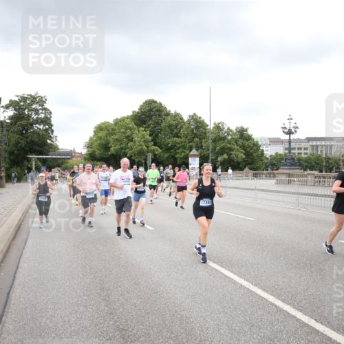29.06.2025 - hella hamburg halbmarathon Jannik Wohlers http://msf.ph/oto/8339362 29.06.2025 10:55:20 Lombardsbrücke 1616, 3101, 3244, 4470, 4896, 5220, 5222, 5575, 6055, 6056, 6113, 6257, 6594, 7548, 7969, 8110, 8527, 8532, 8648, 9548, 9614, 9618, 9861, 9865, 9956, 10094, 10436, 10438, 10449, 10559, 10593, 11903, 11962, 11963, 12695, 13504, 15081, 15116, 15289, 15764, 16336, 16651, 16768, 16855, 16926, 17168, 17392, 18907 meine-sportfotos.de