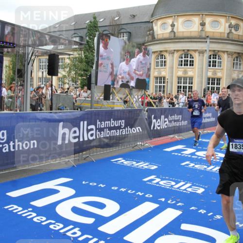 29.06.2025 - hella hamburg halbmarathon Michael Strokosch http://msf.ph/oto/8339364 29.06.2025 10:51:05 Ziel 1630, 2207, 4077, 7369, 8117, 8261, 8704, 10215, 10508, 10603, 12778, 13008, 13687, 14125, 15362, 16285, 17221, 17384, 18066, 18350 meine-sportfotos.de