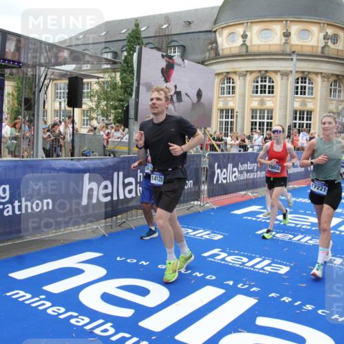 29.06.2025 - hella hamburg halbmarathon Michael Strokosch http://msf.ph/oto/8339382 29.06.2025 10:51:07 Ziel 1366, 1630, 4077, 4816, 4967, 8117, 8261, 8508, 8704, 10508, 10603, 12778, 13008, 14125, 17221, 17384, 18066, 18350 meine-sportfotos.de