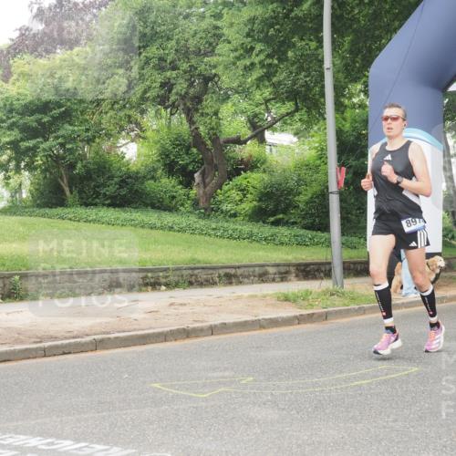 29.06.2025 - hella hamburg halbmarathon KatJ http://msf.ph/oto/8339392 29.06.2025 10:18:49 Zwischen KM18-KM19 1827, 7349, 7389 meine-sportfotos.de
