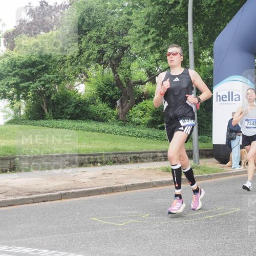29.06.2025 - hella hamburg halbmarathon KatJ http://msf.ph/oto/8339418 29.06.2025 10:18:49 Zwischen KM18-KM19 1827, 7349, 7389 meine-sportfotos.de