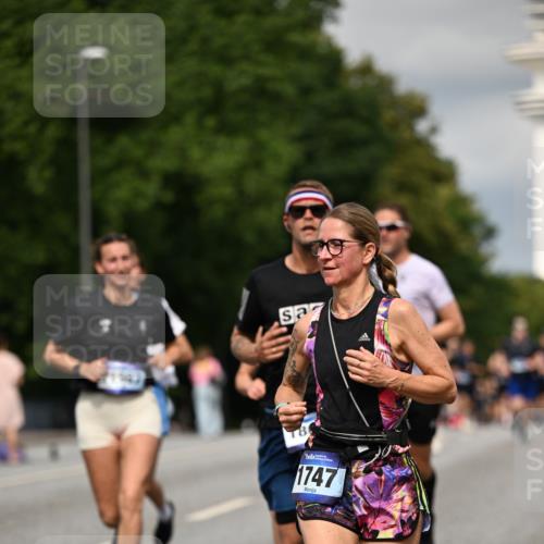 29.06.2025 - hella hamburg halbmarathon Dr. Thomas Lammeyer http://msf.ph/oto/8339426 29.06.2025 10:17:57 Kennedybrücke 1747, 2891, 4001, 4032, 4795, 4962, 5631, 5719, 6089, 7462, 7802, 7913, 8001, 8673, 9141, 9631, 9845, 9886, 10442, 10443, 11355 meine-sportfotos.de
