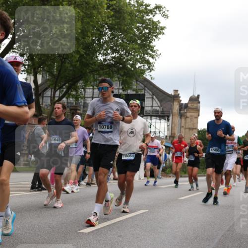 29.06.2025 - hella hamburg halbmarathon Yannick Fuchs http://msf.ph/oto/8339430 29.06.2025 10:52:04 20KM 1595, 1611, 2025, 2488, 2656, 2840, 2907, 3093, 3251, 3859, 4319, 4426, 4467, 4502, 4632, 4708, 4833, 5277, 5341, 5926, 6104, 6138, 6147, 6592, 6595, 7082, 7138, 7189, 8322, 8585, 9230, 9316, 9485, 10788, 11645, 12378, 12585, 12879, 13465, 13816, 13880, 14266, 14571, 15217, 15434, 15527, 16531, 17405, 17415, 17827, 18068, 18180, 18492, 18501, 18587, 18762, 18891 meine-sportfotos.de