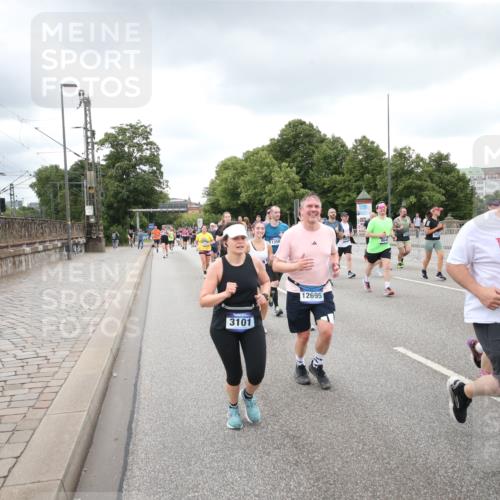 29.06.2025 - hella hamburg halbmarathon Jannik Wohlers http://msf.ph/oto/8339432 29.06.2025 10:55:22 Lombardsbrücke 1616, 3101, 3244, 4265, 4470, 4896, 5220, 5222, 5575, 6055, 6056, 6113, 6257, 6594, 7548, 7969, 8110, 8527, 8532, 8533, 8648, 9548, 9861, 9865, 9956, 10094, 10436, 10438, 10449, 10593, 11903, 11962, 11963, 12695, 13504, 14124, 14492, 15081, 15116, 15289, 15763, 15764, 16336, 16651, 16768, 16926, 17038, 17039, 17168, 17392, 18195, 18907 meine-sportfotos.de