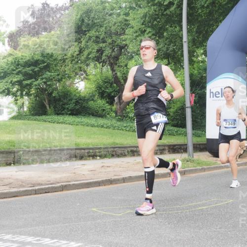29.06.2025 - hella hamburg halbmarathon KatJ http://msf.ph/oto/8339444 29.06.2025 10:18:49 Zwischen KM18-KM19 1827, 7349, 7389 meine-sportfotos.de