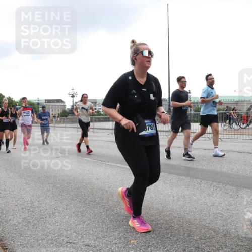 29.06.2025 - hella hamburg halbmarathon Lena Gebhardt http://msf.ph/oto/8339477 29.06.2025 10:47:42 Lombardsbrücke 13898, 1458, 1434, 2882, 781, 2142, 1045, 1246, 1392, 1434, 1463, 1523, 1618, 1639, 1704, 1926, 2148, 2197, 2407, 2491, 2545, 2704, 2790, 2882, 2994, 3049, 3339, 4037, 4184, 4325, 4423, 4806, 4856, 4895, 4974, 4975, 5621, 5622, 5886, 5895, 6255, 6256, 6879, 6995, 7240, 7403, 7427, 7630, 7631, 7970, 8077, 8105, 8270, 8310, 8550, 8774, 8915, 8953, 9018, 9687, 9696, 9697, 10658, 10991, 11351, 11458, 11730, 11738, 11802, 11909, 12431 meine-sportfotos.de