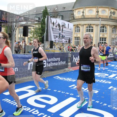 29.06.2025 - hella hamburg halbmarathon Michael Strokosch http://msf.ph/oto/8339506 29.06.2025 10:51:08 Ziel 1366, 1630, 4077, 4816, 4967, 8117, 8261, 8508, 8704, 10508, 10603, 13008, 14125, 17221, 17384, 17823, 18066, 18350 meine-sportfotos.de