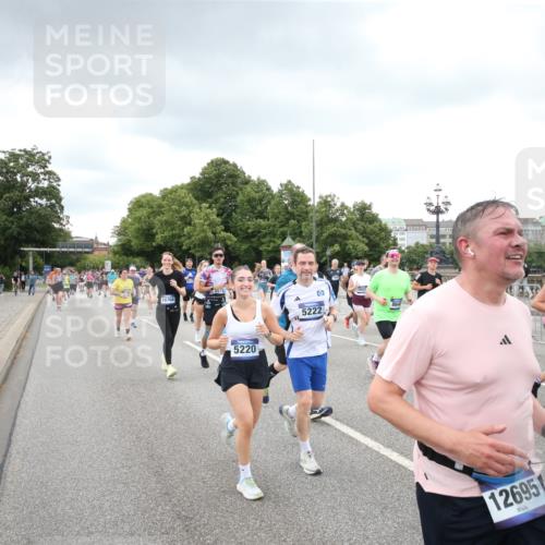 29.06.2025 - hella hamburg halbmarathon Jannik Wohlers http://msf.ph/oto/8339520 29.06.2025 10:55:23 Lombardsbrücke 1616, 3101, 3244, 4265, 4470, 4896, 5220, 5222, 5575, 6055, 6056, 6113, 6257, 6594, 7548, 7969, 8110, 8527, 8532, 8533, 8648, 9548, 9861, 9865, 9956, 10094, 10436, 10438, 10449, 10593, 11903, 11962, 11963, 12695, 13504, 14124, 14492, 15081, 15116, 15289, 15763, 15764, 16336, 16651, 16768, 16926, 17038, 17039, 17168, 17392, 18195, 18907 meine-sportfotos.de
