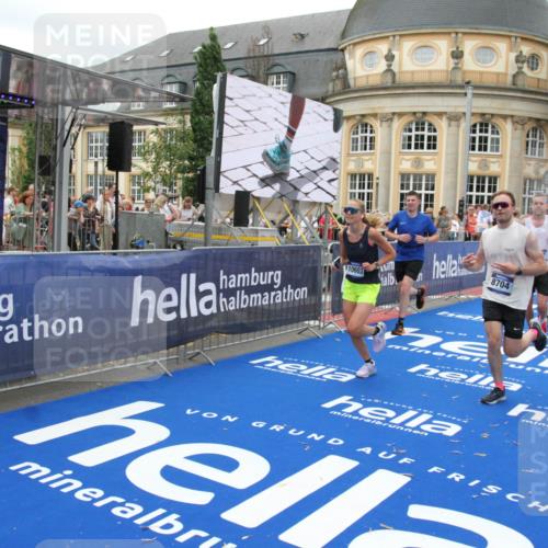 29.06.2025 - hella hamburg halbmarathon Michael Strokosch http://msf.ph/oto/8339533 29.06.2025 10:51:09 Ziel 1366, 1630, 4077, 4816, 4967, 8117, 8261, 8508, 8704, 10508, 10603, 11733, 13008, 13073, 14125, 17221, 17384, 17823, 18066 meine-sportfotos.de