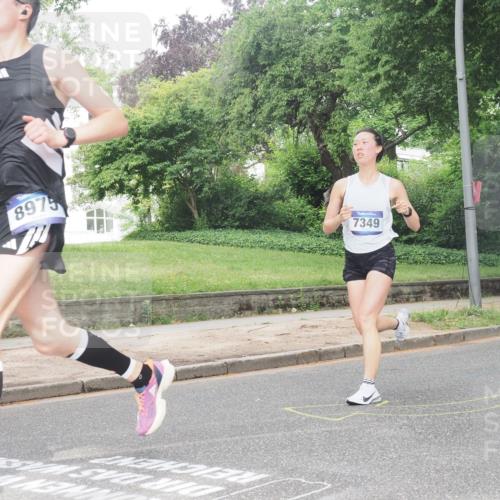29.06.2025 - hella hamburg halbmarathon KatJ http://msf.ph/oto/8339561 29.06.2025 10:18:50 Zwischen KM18-KM19 1827, 7349 meine-sportfotos.de