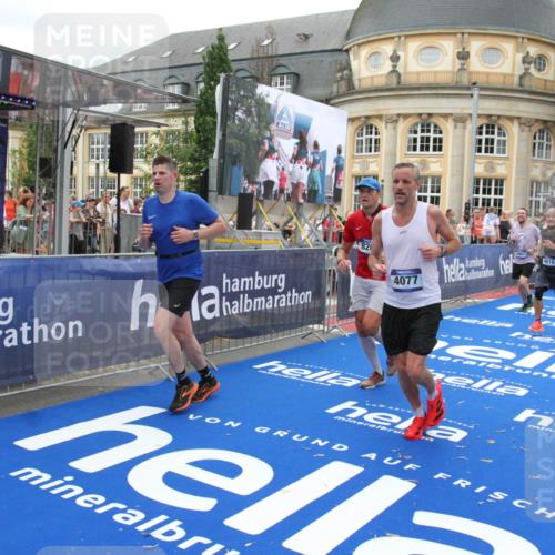 29.06.2025 - hella hamburg halbmarathon Michael Strokosch http://msf.ph/oto/8339606 29.06.2025 10:51:11 Ziel 1366, 4077, 4816, 4967, 6027, 8261, 8508, 8704, 10508, 10603, 10868, 11733, 13073, 15480, 17384, 17530, 17823, 18066 meine-sportfotos.de