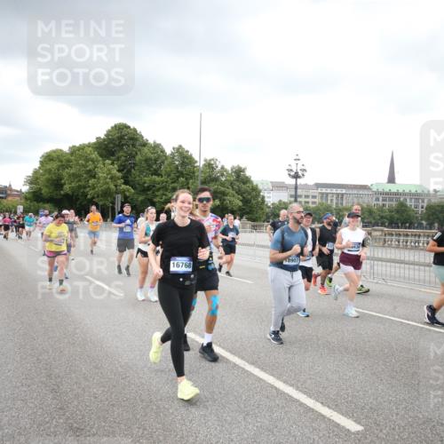 29.06.2025 - hella hamburg halbmarathon Jannik Wohlers http://msf.ph/oto/8339631 29.06.2025 10:55:25 Lombardsbrücke 3101, 3244, 4265, 4470, 4896, 5220, 5222, 5575, 6055, 6056, 6113, 6257, 6594, 7516, 7969, 8110, 8527, 8532, 8533, 8648, 9548, 9861, 9865, 9956, 10094, 10436, 10438, 10449, 10593, 11903, 11962, 11963, 12695, 13504, 13627, 14124, 14492, 15081, 15116, 15199, 15289, 15763, 15764, 16336, 16651, 16768, 16926, 17038, 17039, 17168, 17392, 18195, 18907 meine-sportfotos.de
