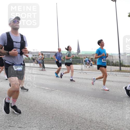 29.06.2025 - hella hamburg halbmarathon Lena Gebhardt http://msf.ph/oto/8339643 29.06.2025 10:38:13 Lombardsbrücke 1394, 5713, 8696, 1196, 1394, 1457, 1578, 1596, 1742, 1791, 1799, 1901, 1966, 1985, 2113, 2151, 2498, 2786, 3010, 3094, 3095, 3242, 3246, 3286, 3338, 3635, 3636, 3716, 3777, 3841, 3880, 4139, 4155, 4159, 4414, 4883, 4921, 5085, 5089, 5139, 5155, 5300, 5522, 5713, 5735, 6199, 6200, 6362, 6697, 6751, 6930, 7117, 7118, 7165, 7244, 7321, 7552, 7629, 7692, 7696, 7868, 7914, 8985, 9247, 9288, 9895, 10159, 10836, 11087, 11543 meine-sportfotos.de