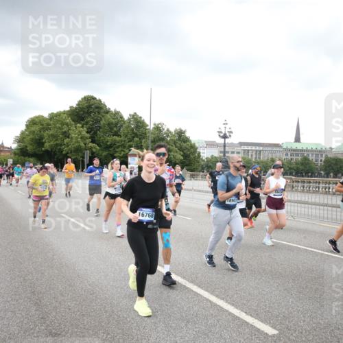 29.06.2025 - hella hamburg halbmarathon Jannik Wohlers http://msf.ph/oto/8339654 29.06.2025 10:55:25 Lombardsbrücke 3101, 3244, 4265, 4470, 4896, 5220, 5222, 5575, 6055, 6056, 6113, 6257, 6594, 7516, 7969, 8110, 8527, 8532, 8533, 8648, 9548, 9861, 9865, 9956, 10094, 10436, 10438, 10449, 10593, 11903, 11962, 11963, 12695, 13504, 13627, 14124, 14492, 15081, 15116, 15199, 15289, 15763, 15764, 16336, 16651, 16768, 16926, 17038, 17039, 17168, 17392, 18195, 18907 meine-sportfotos.de