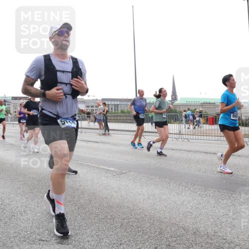 29.06.2025 - hella hamburg halbmarathon Lena Gebhardt http://msf.ph/oto/8339727 29.06.2025 10:38:13 Lombardsbrücke 9350, 16658, 1394, 8615, 4414, 5712, 869, 1196, 1394, 1457, 1578, 1596, 1742, 1791, 1799, 1901, 1966, 1985, 2113, 2151, 2498, 2786, 3010, 3094, 3095, 3242, 3246, 3286, 3338, 3635, 3636, 3716, 3777, 3841, 3880, 4139, 4155, 4159, 4414, 4883, 4921, 5085, 5089, 5139, 5155, 5300, 5522, 5713, 5735, 6199, 6200, 6362, 6697, 6751, 6930, 7117, 7118, 7165, 7244, 7321, 7552, 7629, 7692, 7696, 7868, 7914, 8985, 9247, 9288, 9895, 10159, 10836, 11087, 11543 meine-sportfotos.de