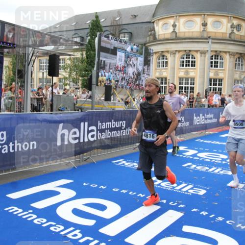 29.06.2025 - hella hamburg halbmarathon Michael Strokosch http://msf.ph/oto/8339792 29.06.2025 10:51:12 Ziel 1366, 4077, 4404, 4816, 4967, 5600, 6027, 8261, 8508, 8704, 10508, 10603, 10868, 11733, 13073, 15480, 17384, 17530, 17823 meine-sportfotos.de