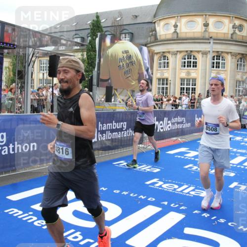 29.06.2025 - hella hamburg halbmarathon Michael Strokosch http://msf.ph/oto/8339824 29.06.2025 10:51:13 Ziel 1366, 4077, 4404, 4816, 4967, 5600, 6027, 8261, 8508, 10508, 10868, 11625, 11733, 13073, 15480, 17384, 17530, 17823 meine-sportfotos.de