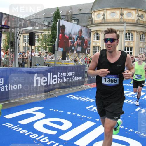 29.06.2025 - hella hamburg halbmarathon Michael Strokosch http://msf.ph/oto/8339916 29.06.2025 10:51:14 Ziel 1366, 4404, 4816, 4967, 5600, 6027, 8508, 10868, 11512, 11625, 11733, 13073, 15480, 17384, 17530, 17823 meine-sportfotos.de