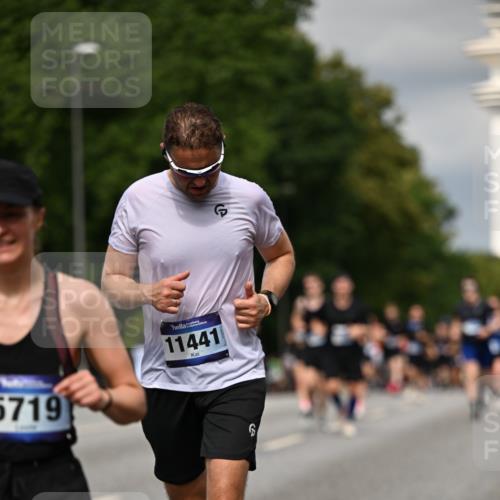 29.06.2025 - hella hamburg halbmarathon Dr. Thomas Lammeyer http://msf.ph/oto/8339924 29.06.2025 10:17:59 Kennedybrücke 1406, 1747, 2891, 3939, 4032, 4795, 4962, 5631, 5719, 6089, 7462, 7802, 7913, 8001, 8673, 9141, 9631, 9845, 9886, 10442, 10443, 11355 meine-sportfotos.de