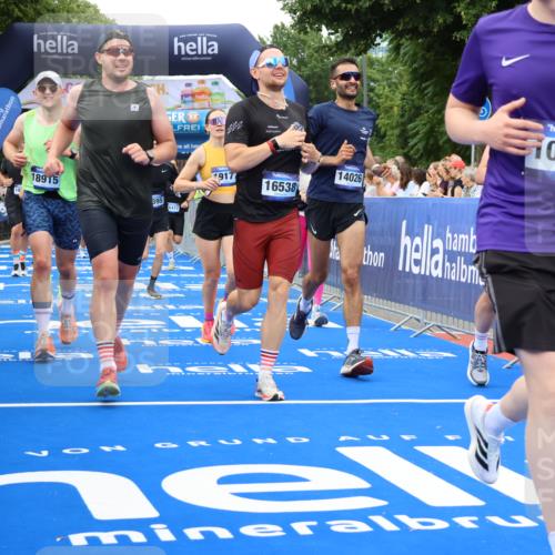 29.06.2025 - hella hamburg halbmarathon Strokosch-Dieckow http://msf.ph/oto/8339944 29.06.2025 10:53:51 Ziel 1422, 1706, 1870, 2432, 5607, 6260, 6374, 6481, 6877, 7177, 7395, 7918, 7973, 8285, 8335, 8394, 9922, 10529, 10891, 11789, 12413, 13032, 13869, 14026, 14175, 15502, 16477, 16538, 17740, 18249, 18418, 18487, 18759, 18831, 18879, 18915, 19177 meine-sportfotos.de
