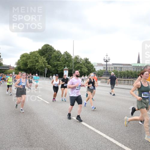 29.06.2025 - hella hamburg halbmarathon Jannik Wohlers http://msf.ph/oto/8339961 29.06.2025 10:55:30 Lombardsbrücke 2793, 3101, 3268, 4265, 4470, 4473, 4896, 5220, 5222, 5306, 5575, 5994, 6055, 6056, 6113, 6257, 6494, 6594, 7516, 7616, 7969, 8110, 8532, 8533, 8648, 9548, 9838, 9861, 9865, 9956, 10436, 10438, 10449, 10640, 11903, 11962, 11963, 12267, 12695, 13055, 13504, 13627, 14124, 14221, 14281, 14492, 15116, 15199, 15289, 15763, 15764, 16336, 16413, 16651, 16768, 16960, 17038, 17039, 17168, 17392, 18195, 18329, 18907 meine-sportfotos.de