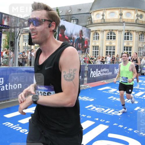 29.06.2025 - hella hamburg halbmarathon Michael Strokosch http://msf.ph/oto/8339991 29.06.2025 10:51:14 Ziel 1366, 4404, 4816, 4967, 5600, 6027, 8508, 10868, 11512, 11625, 11733, 13073, 15480, 17384, 17530, 17823 meine-sportfotos.de
