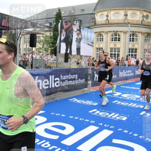 29.06.2025 - hella hamburg halbmarathon Michael Strokosch http://msf.ph/oto/8340017 29.06.2025 10:51:15 Ziel 1366, 1461, 4404, 4816, 4967, 5600, 6027, 8508, 8930, 9476, 10868, 11512, 11625, 11733, 13073, 15480, 17530, 17823 meine-sportfotos.de