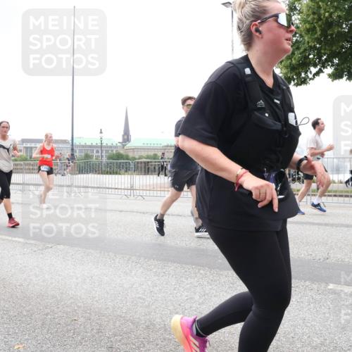 29.06.2025 - hella hamburg halbmarathon Lena Gebhardt http://msf.ph/oto/8340036 29.06.2025 10:47:42 Lombardsbrücke 1045, 1246, 1392, 1434, 1463, 1523, 1618, 1639, 1704, 1926, 2148, 2197, 2407, 2491, 2545, 2704, 2790, 2882, 2994, 3049, 3339, 4037, 4184, 4325, 4423, 4806, 4856, 4895, 4974, 4975, 5621, 5622, 5886, 5895, 6255, 6256, 6879, 6995, 7240, 7403, 7427, 7630, 7631, 7970, 8077, 8105, 8270, 8310, 8550, 8774, 8915, 8953, 9018, 9687, 9696, 9697, 10658, 10991, 11351, 11458, 11730, 11738, 11802, 11909, 12431 meine-sportfotos.de