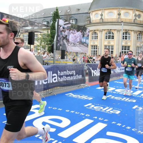 29.06.2025 - hella hamburg halbmarathon Michael Strokosch http://msf.ph/oto/8340059 29.06.2025 10:51:17 Ziel 1461, 1817, 4404, 5600, 6027, 6657, 8316, 8930, 9476, 10480, 10667, 10868, 11512, 11625, 11733, 12016, 13073, 15480, 17530, 17823, 18019 meine-sportfotos.de