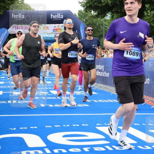 29.06.2025 - hella hamburg halbmarathon Strokosch-Dieckow http://msf.ph/oto/8340121 29.06.2025 10:53:51 Ziel 1422, 1706, 1870, 2432, 5607, 6260, 6374, 6481, 6877, 7177, 7395, 7918, 7973, 8285, 8335, 8394, 9922, 10529, 10891, 11789, 12413, 13032, 13869, 14026, 14175, 15502, 16477, 16538, 17740, 18249, 18418, 18487, 18759, 18831, 18879, 18915, 19177 meine-sportfotos.de