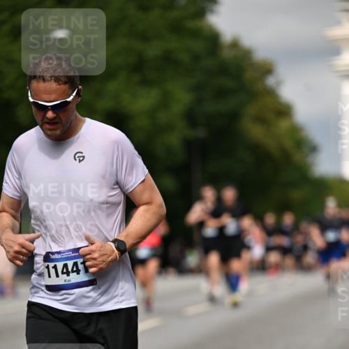 29.06.2025 - hella hamburg halbmarathon Dr. Thomas Lammeyer http://msf.ph/oto/8340143 29.06.2025 10:18:00 Kennedybrücke 1406, 1747, 2891, 3939, 4032, 4795, 4962, 5631, 5719, 6089, 7462, 7802, 8001, 8673, 9141, 9845, 9886, 10442, 10443, 11355 meine-sportfotos.de