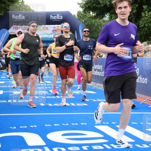 29.06.2025 - hella hamburg halbmarathon Strokosch-Dieckow http://msf.ph/oto/8340171 29.06.2025 10:53:51 Ziel 1422, 1706, 1870, 2432, 5607, 6260, 6374, 6481, 6877, 7177, 7395, 7918, 7973, 8285, 8335, 8394, 9922, 10529, 10891, 11789, 12413, 13032, 13869, 14026, 14175, 15502, 16477, 16538, 17740, 18249, 18418, 18487, 18759, 18831, 18879, 18915, 19177 meine-sportfotos.de
