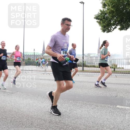 29.06.2025 - hella hamburg halbmarathon Lena Gebhardt http://msf.ph/oto/8340207 29.06.2025 10:38:14 Lombardsbrücke 94, 4414, 12892, 190, 1196, 1394, 1457, 1578, 1596, 1721, 1742, 1791, 1799, 1901, 1966, 1985, 2113, 2151, 2498, 2786, 3010, 3094, 3095, 3242, 3246, 3286, 3338, 3635, 3636, 3716, 3777, 3841, 3880, 4139, 4155, 4159, 4414, 4883, 4921, 5085, 5089, 5139, 5155, 5300, 5713, 5735, 6199, 6200, 6362, 6697, 6751, 6930, 7117, 7118, 7165, 7244, 7321, 7371, 7552, 7629, 7692, 7696, 7868, 7914, 8985, 9247, 9288, 10159, 10836, 11087, 11543 meine-sportfotos.de