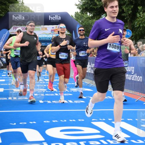 29.06.2025 - hella hamburg halbmarathon Strokosch-Dieckow http://msf.ph/oto/8340264 29.06.2025 10:53:50 Ziel 1422, 1706, 1870, 2432, 2518, 5607, 6260, 6481, 6877, 7177, 7395, 7918, 7973, 8285, 8335, 9922, 10529, 10891, 11789, 12413, 13032, 13869, 14026, 14175, 14818, 15502, 16477, 16538, 17740, 18249, 18418, 18487, 18759, 18831, 18879, 18915, 19177 meine-sportfotos.de