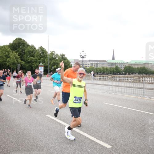 29.06.2025 - hella hamburg halbmarathon Jannik Wohlers http://msf.ph/oto/8340292 29.06.2025 10:55:34 Lombardsbrücke 1909, 2793, 3268, 4265, 4354, 4470, 4473, 4836, 4896, 5306, 5994, 6055, 6056, 6113, 6257, 6494, 6594, 7516, 7616, 7969, 8110, 8305, 8532, 8533, 9548, 9838, 9861, 9865, 10449, 10640, 11903, 11962, 11963, 12267, 13055, 13627, 14124, 14142, 14221, 14280, 14281, 14492, 15199, 15272, 15763, 15764, 16413, 16960, 17038, 17039, 17168, 18195, 18329 meine-sportfotos.de