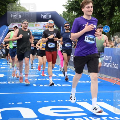 29.06.2025 - hella hamburg halbmarathon Strokosch-Dieckow http://msf.ph/oto/8340308 29.06.2025 10:53:50 Ziel 1422, 1706, 1870, 2432, 2518, 5607, 6260, 6481, 6877, 7177, 7395, 7918, 7973, 8285, 8335, 9922, 10529, 10891, 11789, 12413, 13032, 13869, 14026, 14175, 14818, 15502, 16477, 16538, 17740, 18249, 18418, 18487, 18759, 18831, 18879, 18915, 19177 meine-sportfotos.de