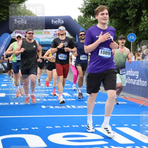 29.06.2025 - hella hamburg halbmarathon Strokosch-Dieckow http://msf.ph/oto/8340386 29.06.2025 10:53:50 Ziel 1422, 1706, 1870, 2432, 2518, 5607, 6260, 6481, 6877, 7177, 7395, 7918, 7973, 8285, 8335, 9922, 10529, 10891, 11789, 12413, 13032, 13869, 14026, 14175, 14818, 15502, 16477, 16538, 17740, 18249, 18418, 18487, 18759, 18831, 18879, 18915, 19177 meine-sportfotos.de