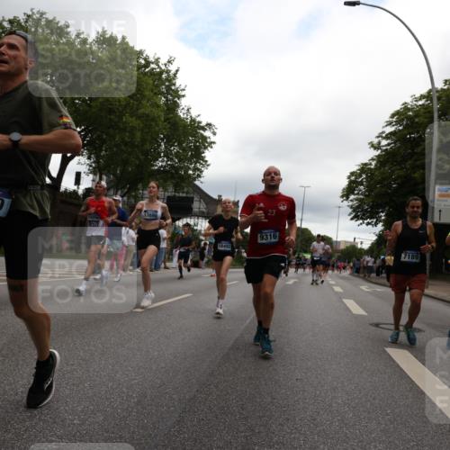 29.06.2025 - hella hamburg halbmarathon Yannick Fuchs http://msf.ph/oto/8340421 29.06.2025 10:52:09 20KM 1319, 1595, 1833, 2488, 2656, 2840, 2907, 3251, 3859, 4319, 4502, 4632, 4708, 4833, 5277, 5341, 5926, 6104, 6138, 6147, 6592, 6595, 7082, 7138, 7189, 7856, 8322, 8585, 9230, 9316, 9485, 10020, 10319, 10788, 11394, 11645, 11846, 12378, 12495, 12585, 12879, 13287, 13512, 13694, 13816, 13880, 14266, 14571, 15197, 15434, 15527, 16189, 16531, 17405, 17415, 17827, 18068, 18180, 18492, 18501, 18587, 18891 meine-sportfotos.de