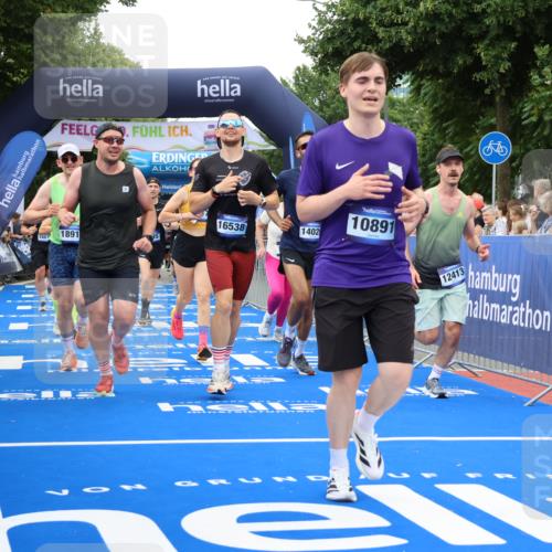29.06.2025 - hella hamburg halbmarathon Strokosch-Dieckow http://msf.ph/oto/8340438 29.06.2025 10:53:50 Ziel 1422, 1706, 1870, 2432, 2518, 5607, 6260, 6481, 6877, 7177, 7395, 7918, 7973, 8285, 8335, 9922, 10529, 10891, 11789, 12413, 13032, 13869, 14026, 14175, 14818, 15502, 16477, 16538, 17740, 18249, 18418, 18487, 18759, 18831, 18879, 18915, 19177 meine-sportfotos.de