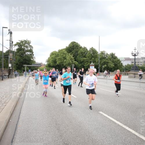 29.06.2025 - hella hamburg halbmarathon Jannik Wohlers http://msf.ph/oto/8340525 29.06.2025 10:55:37 Lombardsbrücke 1738, 1909, 2095, 2793, 3268, 4265, 4354, 4470, 4473, 4836, 5306, 5994, 6055, 6056, 6113, 6494, 6594, 6968, 7516, 7616, 8005, 8110, 8305, 8533, 9838, 9861, 9865, 10449, 10640, 10987, 12267, 13055, 13627, 14124, 14142, 14221, 14280, 14281, 14492, 15173, 15199, 15272, 15763, 15764, 16413, 16960, 17038, 17039, 17168, 18195, 18329, 18349 meine-sportfotos.de