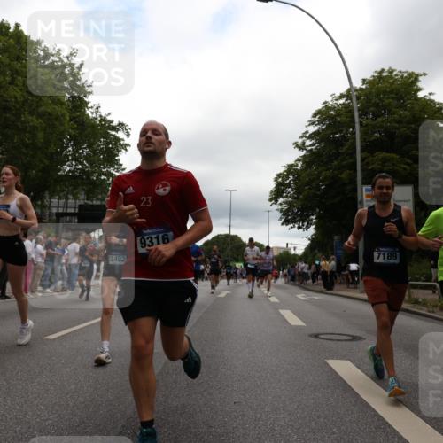 29.06.2025 - hella hamburg halbmarathon Yannick Fuchs http://msf.ph/oto/8340581 29.06.2025 10:52:09 20KM 1319, 1595, 1833, 2488, 2656, 2840, 2907, 3251, 3859, 4319, 4502, 4632, 4708, 4833, 5277, 5341, 5926, 6104, 6138, 6147, 6592, 6595, 7082, 7138, 7189, 7856, 8322, 8585, 9230, 9316, 9485, 10020, 10319, 10788, 11394, 11645, 11846, 12378, 12495, 12585, 12879, 13287, 13512, 13694, 13816, 13880, 14266, 14571, 15197, 15434, 15527, 16189, 16531, 17405, 17415, 17827, 18068, 18180, 18492, 18501, 18587, 18891 meine-sportfotos.de