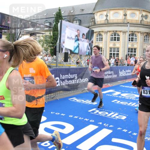 29.06.2025 - hella hamburg halbmarathon Michael Strokosch http://msf.ph/oto/8340644 29.06.2025 10:51:23 Ziel 1461, 1817, 2364, 2411, 2636, 2718, 4814, 6657, 6776, 8316, 8930, 8989, 9214, 9476, 10480, 10667, 11124, 11512, 12016, 13047, 14865, 14994, 16357, 18019, 18489 meine-sportfotos.de